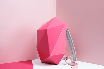 Российский бренд выпустил рюкзак в форме ярко-розового кристалла