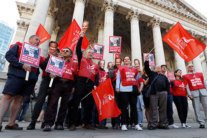 Служащие Банка Англии впервые за 50 лет вышли на забастовку