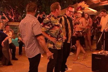 Сталлоне и Костнер исполнили гавайский танец на дне рождения Шварценеггера