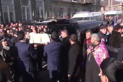 В Армении неизвестный расстрелял похоронную процессию
