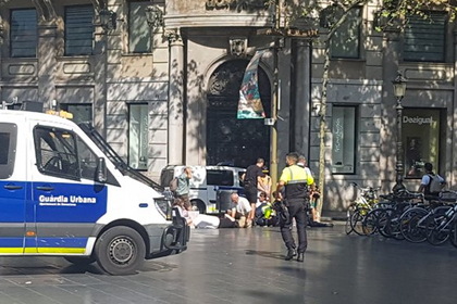 В центре Барселоны фургон наехал на пешеходов