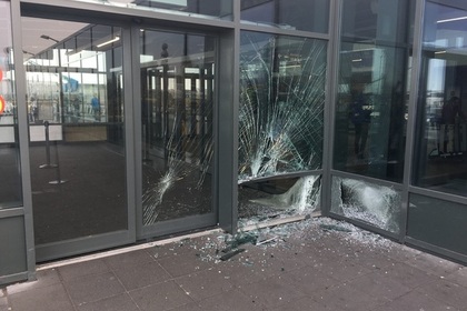 В Исландии автомобиль въехал в здание аэропорта