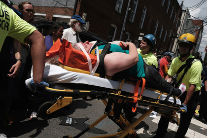 В результате наезда автомобиля на толпу в Виргинии пострадали 19 человек