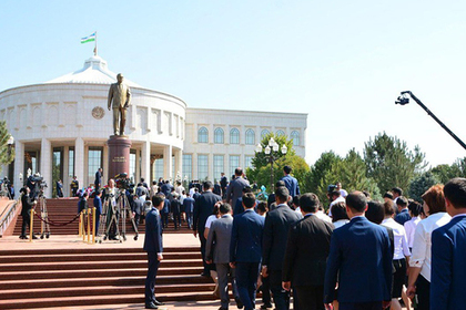 В Узбекистане открыли первый памятник Исламу Каримову