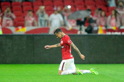 Бразильский футболист на коленях прошел через все поле в благодарность богу