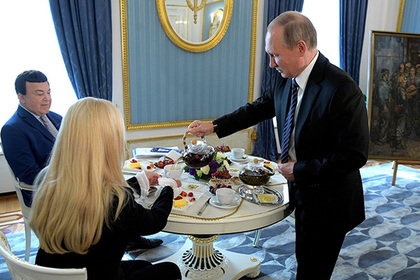Путин выпил чаю с Кобзоном и одарил его «Шахтерской песней»