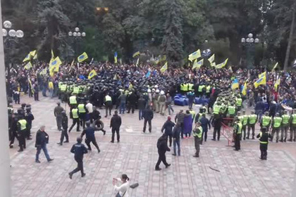В Киеве участники «Бляхомайдана» устроили потасовку со спецназом у здания Рады