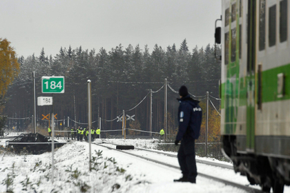 Финский пассажирский поезд столкнулся с военным грузовиком