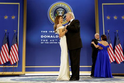 Мелания Трамп передала платье для инаугурацонного бала музею
