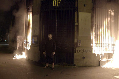 Павленский поджег Банк Франции