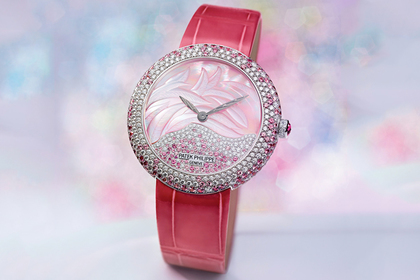 Созданы часы с циферблатом цвета фламинго