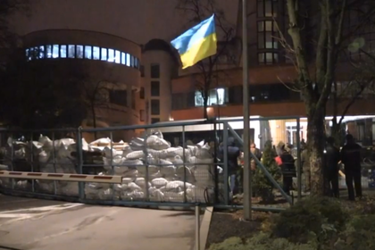 Люди в военной форме заблокировали киевский телеканал