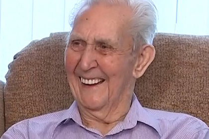 105-летний любитель виски спустился с отвесной стены на веревке