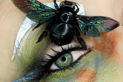 Бьюти-блогер сделала макияж с настоящими жуками и пауками