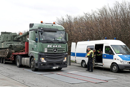 Немецкая полиция остановила автоколонну с американскими гаубицами без документов