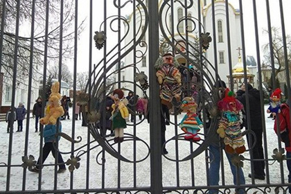 «Правый сектор» принес окровавленные игрушки к храму Московского патриархата