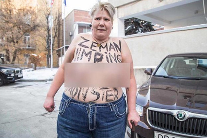Секстремистка Femen ошибочно оголилась перед посольством Словакии в Киеве