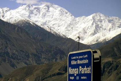 Туристы спасли альпинистку на одной из опаснейших вершин мира