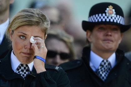 В Британии женщинам-полицейским разрешили раздеваться и плакать