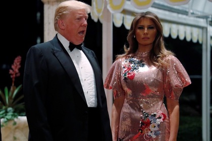 Жена президента США нарядилась в цветные блестки на новогодней вечеринке