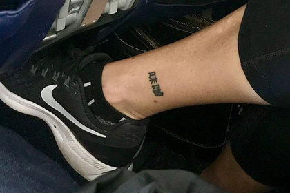 Девушка с татуировкой про суп повеселила своего соседа в самолете
