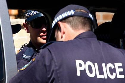 Голый австралиец пригрозил избить полицейских пенисом