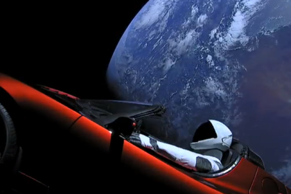 Илон Маск показал последнее фото запущенного в космос автомобиля