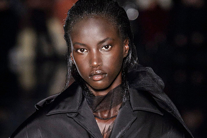 Итальянцы впервые за столетие позволили темнокожей модели открыть модный показ