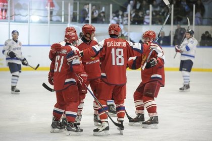 Легенды российского хоккея провели благотворительный матч в Норильске