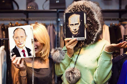 Путина изобразили на женских сумочках