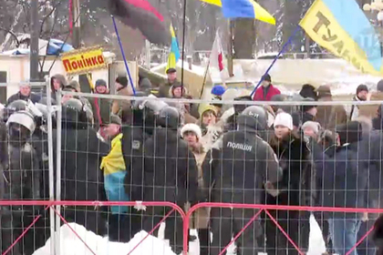 Украинские депутаты забросали нацгвардейцев камнями