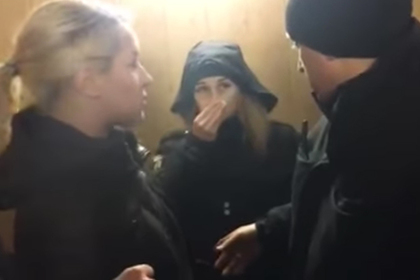 Украинских блондинок заставили раздеться ради Порошенко
