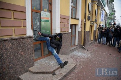 В Киеве дверь Сбербанка «поймала» погромщика