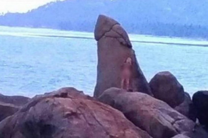 Голая туристка на трехметровом каменном пенисе возмутила его почитателей