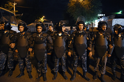 Армянская оппозиция переманит полицейских на свою сторону деньгами
