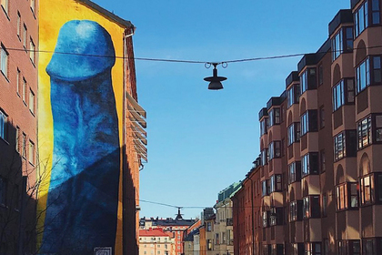 Центр Стокгольма украсил пятиэтажный синий пенис