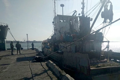 Экипаж арестованного на Украине крымского судна вновь не пустили в Россию