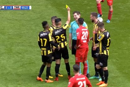 Футболист показал судье желтую карточку