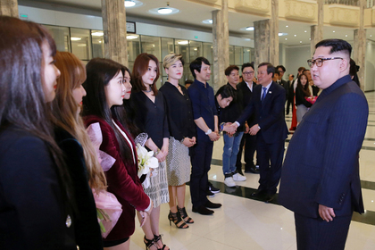 Ким Чен Ын оценил южнокорейских девушек в юбках