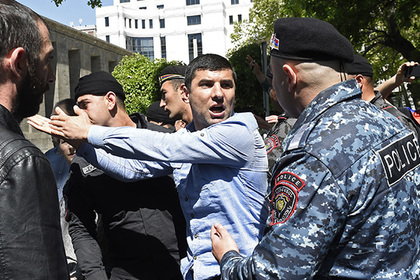Протестующие в Ереване пришли к штаб-квартире правящей партии