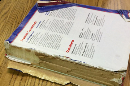 В США учителя завалили сеть снимками сломанных стульев и разорванных учебников