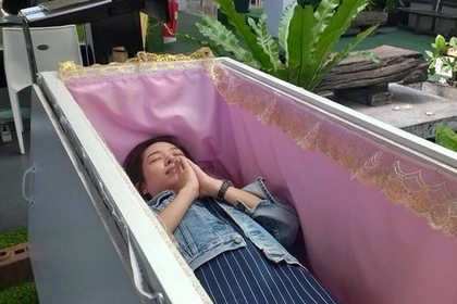 Жители Бангкока полезли в гроб за скидку