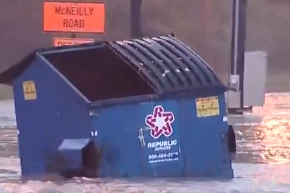 Плывущая по затопленному шоссе мусорка заворожила миллоны и разошлась на мемы