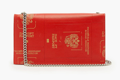 Из обложек российских паспортов сделали женскую сумку