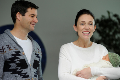 Премьер-министр Новой Зеландии показала новорожденную дочь