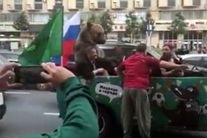 Разъезжающий по Москве медведь напугал американцев антисемитским жестом
