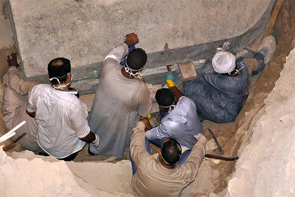 Археологи вскрыли загадочный черный саркофаг из Египта