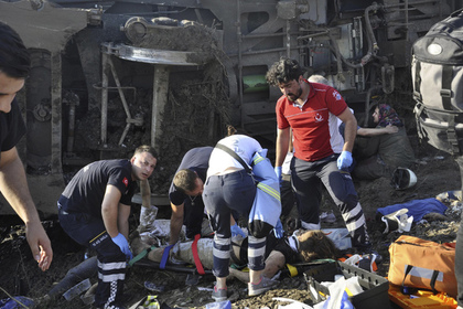 Десять человек погибли при сходе поезда с рельсов в Турции
