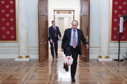 Путин назвал футбол «особым искусством» и заявил о своей верности хоккею