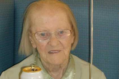Столетняя британка назвала секретом долголетия любимое пиво
